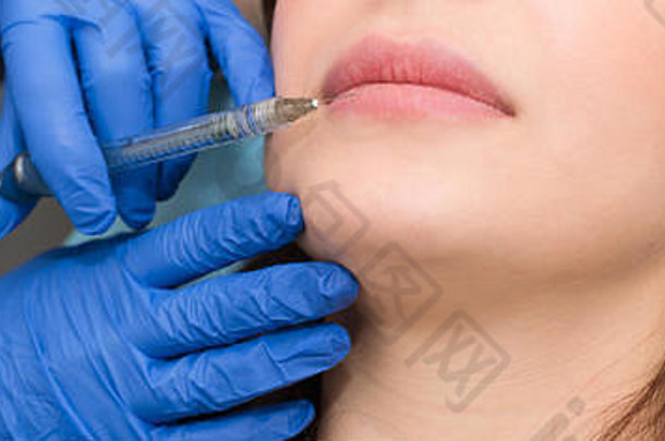 美容师使唇增加过程美沙龙美容师注入透明质酸酸嘴唇增加体积塑料