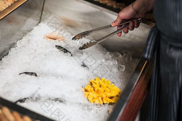 高角生活各种生新鲜的鱼令人心寒的床上冷冰海鲜市场摊位复制空间