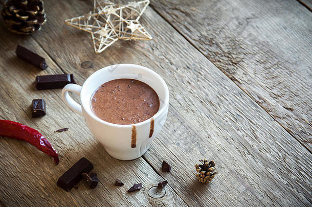 热巧克力辣椒胡椒巧克力块乡村木背景自制的热巧克力喝圣诞节冬天假期