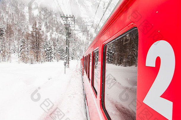 红色的火车中间沙漠雪