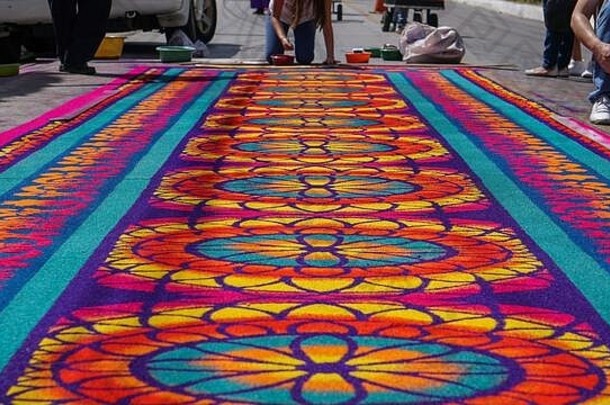 集团人创建色彩斑斓的地毯危地马拉