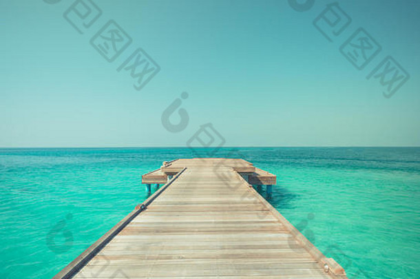 美丽的海滩水平房长码头马尔代夫夏天旅行假期概念鼓舞人心的海视图天空没完没了的木码头