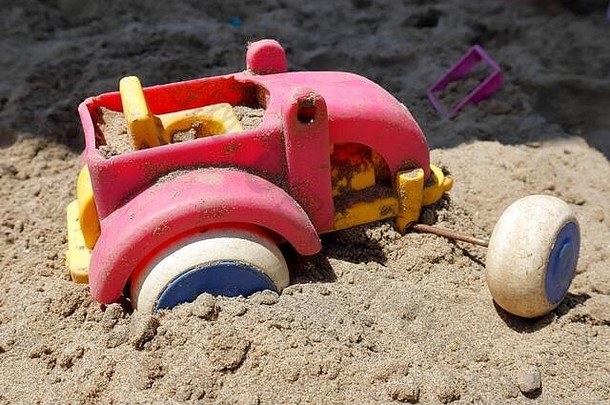 轮子了!卡住了发情玩具拖拉机沙子坑出现发现任务重扔毛巾