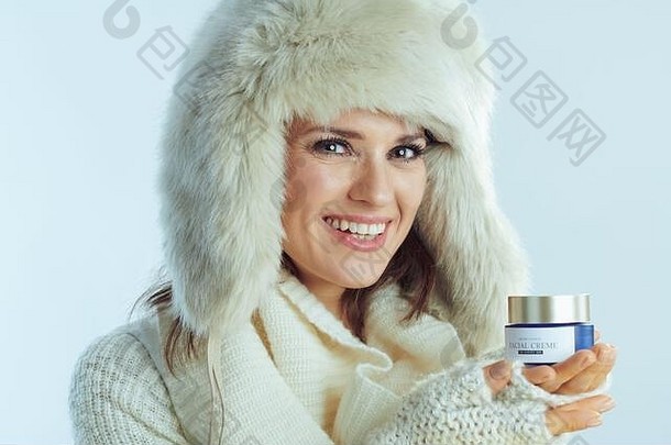 肖像微笑优雅的女白色条纹毛衣围巾耳朵皮瓣他显示面部噪音冬天光蓝色的背景