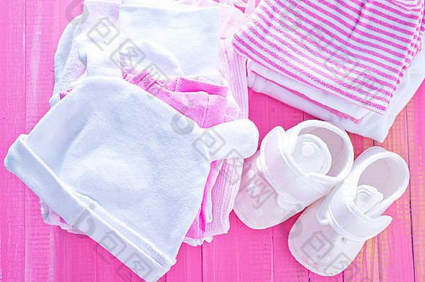 婴儿衣服粉红色的表格堆栈婴儿衣服