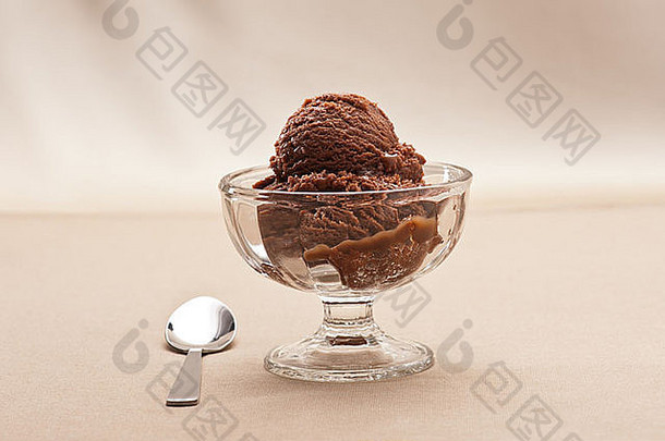 巧克力冰奶油米色背景