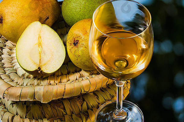 成熟的多汁的开胃的梨玻璃酒镜子背景