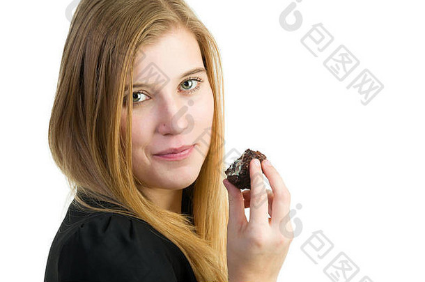 有吸引力的金发碧眼的女人吃巧克力蛋糕