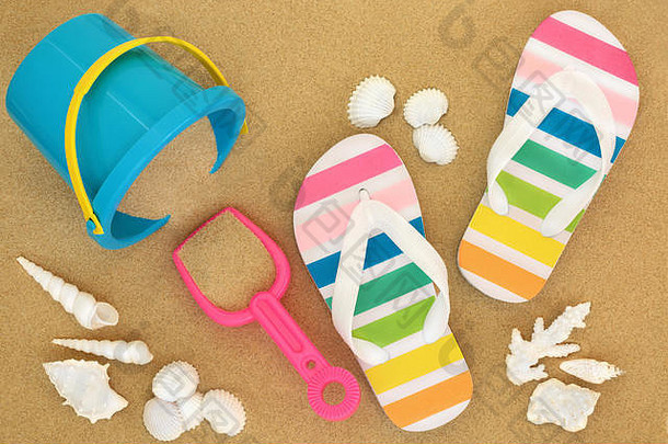 夏假期海滩概念色彩鲜艳的翻转失败贝壳桶铲沙子海滩