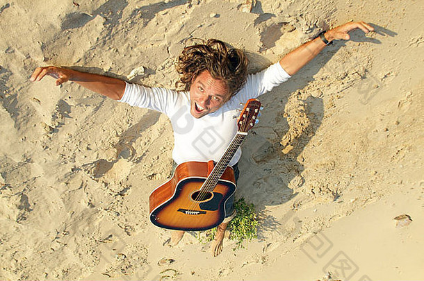 吉他球员沙子海滩