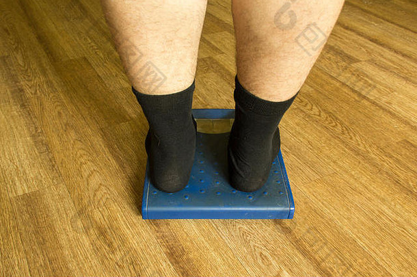 男人的腿黑色的袜子站机械尺度蓝色的颜色后视图