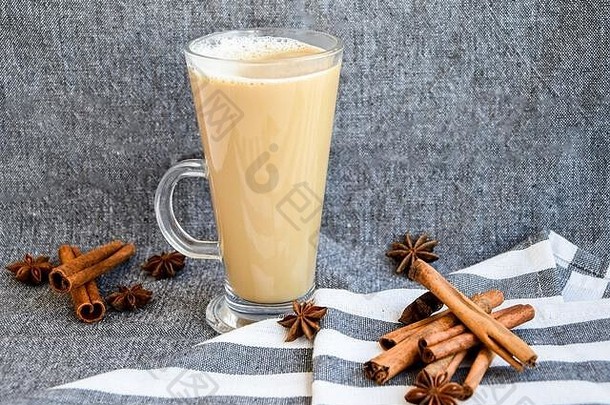 传统的冬天蛋酒玻璃杯子牛奶肉桂茴香星星覆盖生奶油灰色的布