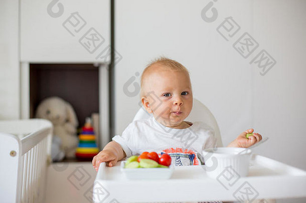 甜蜜的婴儿孩子男孩吃被捣成糊状的食物新鲜的蔬菜坐着高婴儿椅子孩子们房间