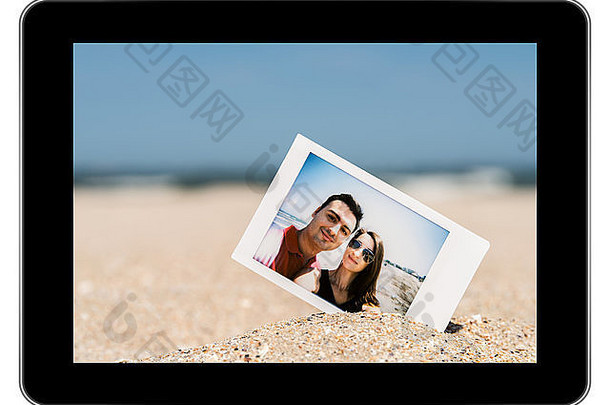 <strong>即时</strong>照片年轻的夫妇海滩现代黑色的平板电脑