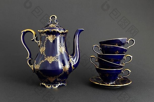 特写镜头美丽的钴蓝色的彩色的古董瓷茶集金花模式黑暗灰色的背景集包括茶能
