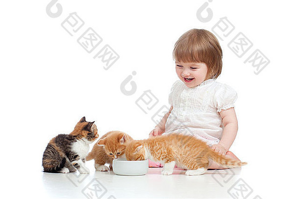 有趣的孩子女孩喂养有吸引力的小猫