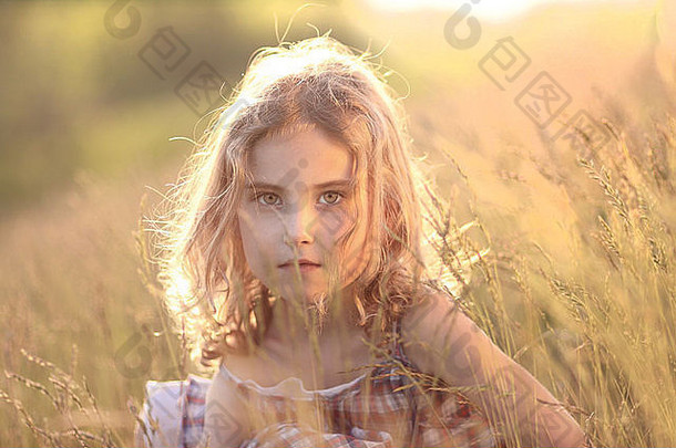 年轻的沉思的女孩夏天草地