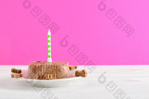 快乐生日蛋糕狗湿食物对待蜡烛粉红色的背景