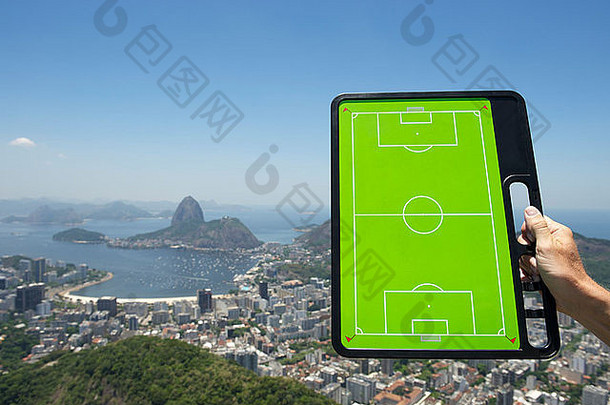 手持有足球足球战术董事会天际线忽视里约1月巴西