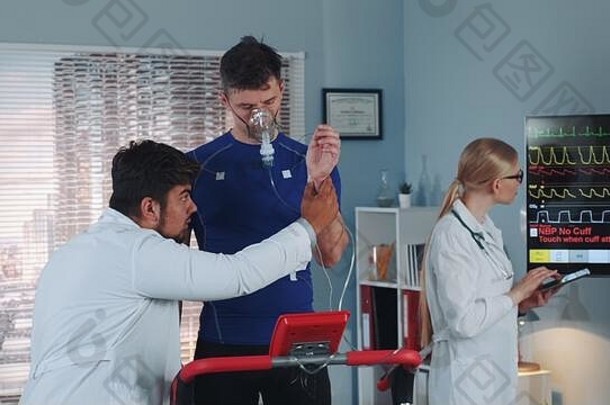 医生准备运动员氧气面具有氧运动呼吸测试检查电极面具连接科学体育运动实验室