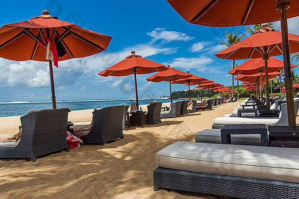 海滩雨伞躺椅集阴影热带棕榈树美丽的海滩<strong>巴厘岛</strong>旅游度假胜地