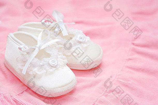 美丽的婴儿鞋子粉红色的婴儿衣服