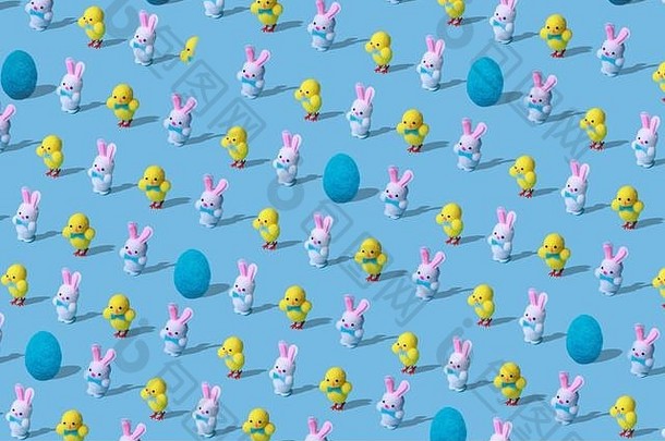时尚的复活节模式使兔子野兔鸡蛋羊毛玩具蓝色的背景最小的风格复活节概念最小的风格