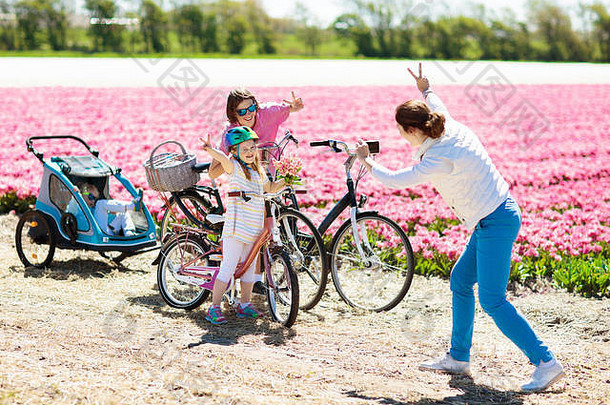 荷兰家庭骑自行车郁金香花字段荷兰妈妈。孩子们采取自拍图片移动电话<strong>相机</strong>自行车盛开的