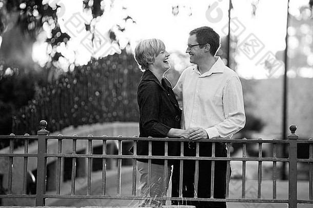 黑色的白色照片夫妇笑持有手桥