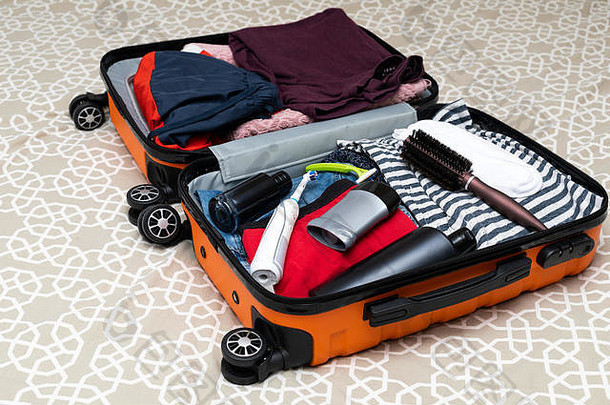 旅行者手提箱完整的衣服舒适的现代公寓