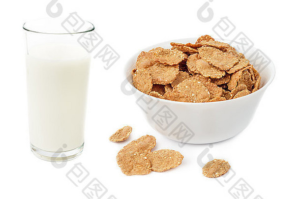 玉米片谷物碗玻璃牛奶孤立的白色背景