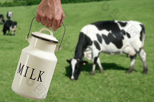 牛奶能缸农民手牛草地背景