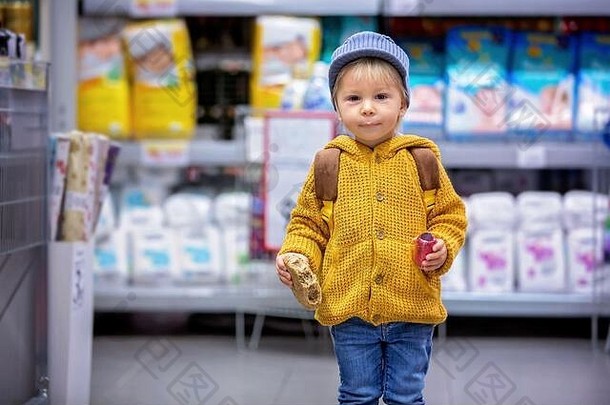 时尚蹒跚学步的男孩背包购物超市商店