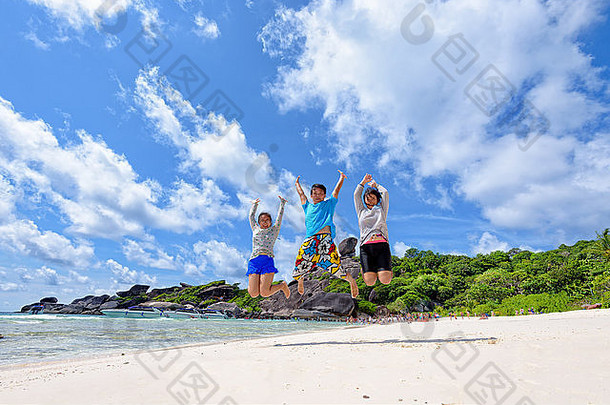 家庭旅行假期跳快乐海滩海蓝色的天空云夏天KOHSimilan岛