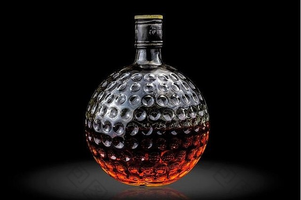 玻璃苏格兰威士忌威士忌溢价玻璃水瓶孤立的黑色的背景
