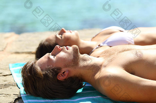 夫妇日光浴夏天假期海滩男人。前景