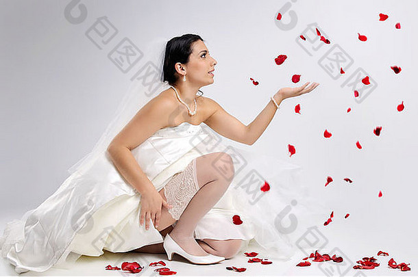 美丽的新娘摆姿势孤立的玫瑰