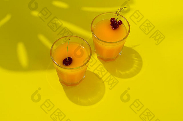 橘子汁眼镜红色的水果黄色的背景阴影夏天概念