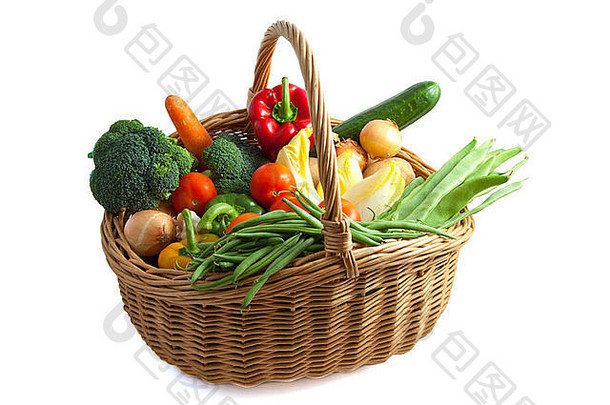 篮子填满很多蔬菜孤立的白色