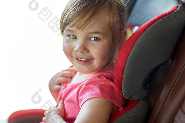 关闭女孩坐着婴儿车座位
