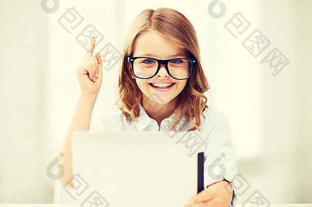 微笑女孩眼镜平板电脑学校