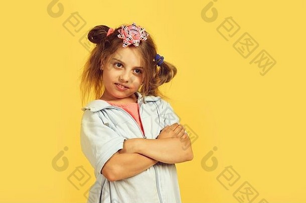 假期现在概念孩子可爱的粉红色的弓头混乱的头发女孩满意脸孤立的温暖的黄色的背景学校女孩纸弓现在盒子