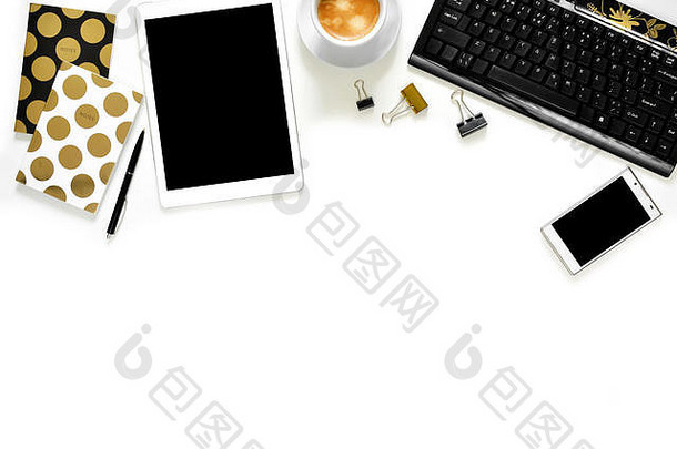 平躺照片办公室白色桌子上平板电脑键盘黄金笔记本复制空间背景