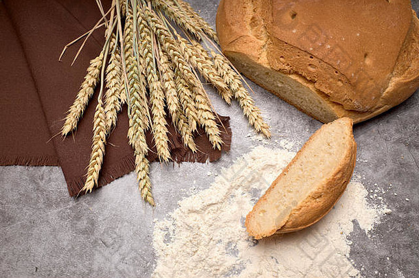 乡村面包小麦峰值灰色背景健康的食物概念