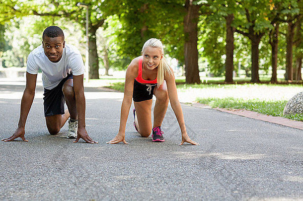 年轻的夫妇跑步者慢跑者公园户外夏天体育运动生活方式