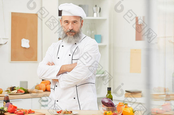 腰肖像有胡子的高级老板摆姿势自信地站餐厅厨房复制空间