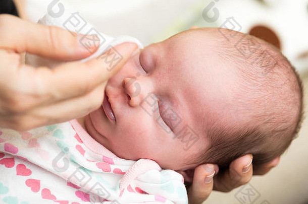 妈妈。清洁眼睛新生儿婴儿生理解决方案棉花带
