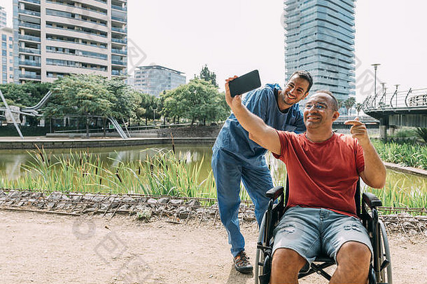禁用男人。轮椅采取自拍看守走概念医疗护理康复人残疾的人