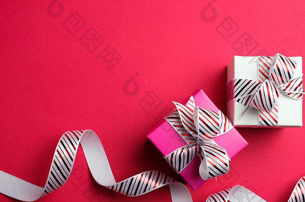 白色粉红色的礼物盒子条纹丝带