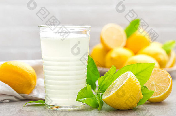 柠檬水喝新鲜的柠檬柠檬鸡尾酒汁